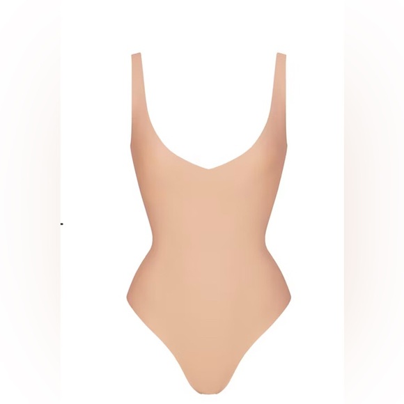 SKIMS Tops - SKIMS BODY UNLINED THONG PLUNGE BODYSUIT~CLAY~MEDIUM BNWT